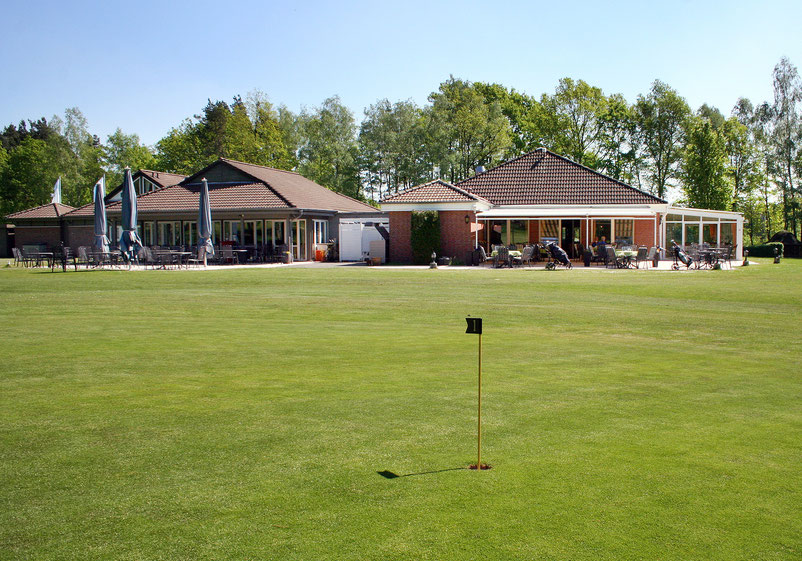 Clubhaus mit Wintergarten und Sonnenterrasse, davor das Putting-Grün